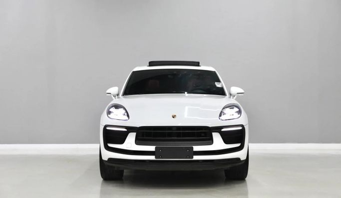 Подержанный Porsche Macan I Рестайлинг 2, 2.0 л, 2023 в Шардже от Al Qassem Cars Trading Белый цвет. Корейская | AUTO.AE