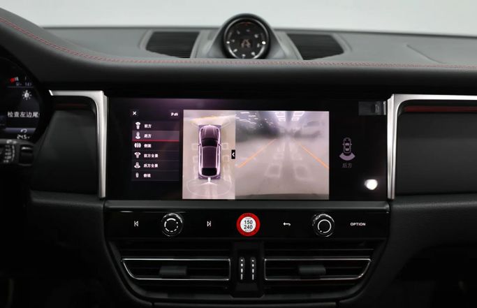 Подержанный Porsche Macan I Рестайлинг 2, 2.0 л, 2023 в Шардже от Al Qassem Cars Trading Белый цвет. Корейская | AUTO.AE