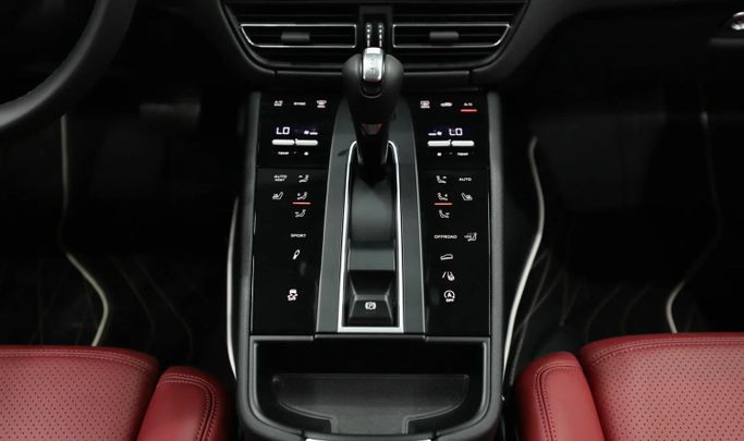 Подержанный Porsche Macan I Рестайлинг 2, 2.0 л, 2023 в Шардже от Al Qassem Cars Trading Белый цвет. Корейская | AUTO.AE