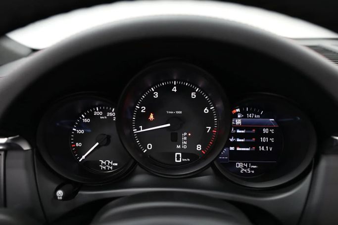 Подержанный Porsche Macan I Рестайлинг 2, 2.0 л, 2023 в Шардже от Al Qassem Cars Trading Белый цвет. Корейская | AUTO.AE