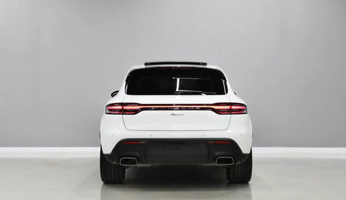 Подержанный Porsche Macan I Рестайлинг 2, 2.0 л, 2023 в Шардже от Al Qassem Cars Trading Белый цвет. Корейская | AUTO.AE