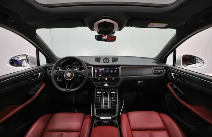 Подержанный Porsche Macan I Рестайлинг 2, 2.0 л, 2023 в Шардже от Al Qassem Cars Trading Белый цвет. Корейская | AUTO.AE