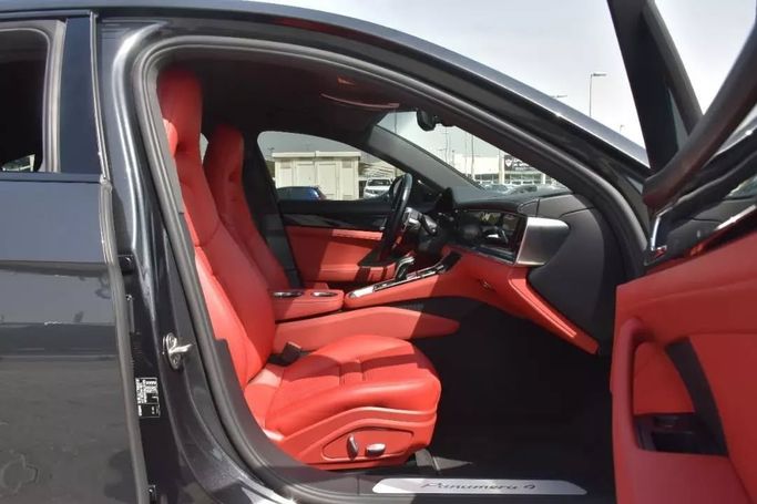 Подержанный Porsche Panamera 4 II, 3.0 л, 2017 в Шардже от Alfaris Used Cars Черный цвет. Other | AUTO.AE