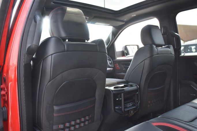 Подержанный RAM 1500 Crew Cab TRX V, 6.2 л, 2023 в Шардже от Alfaris Used Cars Красный цвет.  | AUTO.AE
