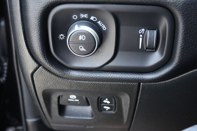 Подержанный RAM 1500 Quad Cab eTorque V, 5.7 л, 2022 в Шардже от Alfaris Used Cars Черный цвет.  | AUTO.AE