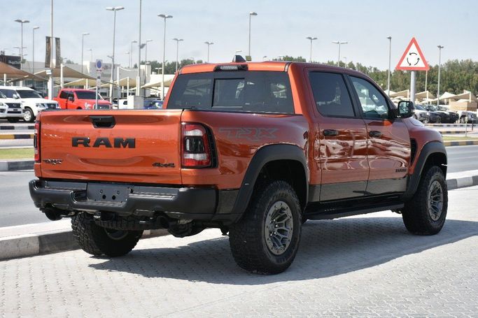 Подержанный RAM 1500 Crew Cab TRX V, 6.2 л, 2024 в Шардже от Alfaris Used Cars Коричневый цвет.  | AUTO.AE