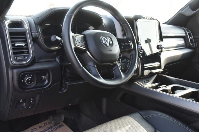 Подержанный RAM 1500 Quad Cab eTorque V, 5.7 л, 2023 в Шардже от Alfaris Used Cars Белый цвет.  | AUTO.AE