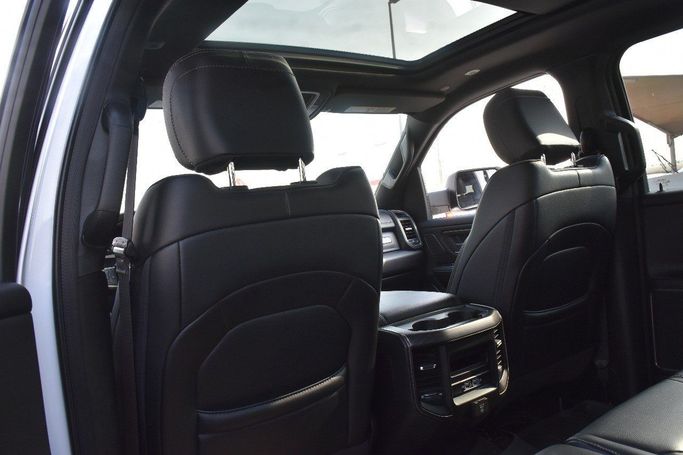 Подержанный RAM 1500 Quad Cab eTorque V, 5.7 л, 2023 в Шардже от Alfaris Used Cars Белый цвет.  | AUTO.AE