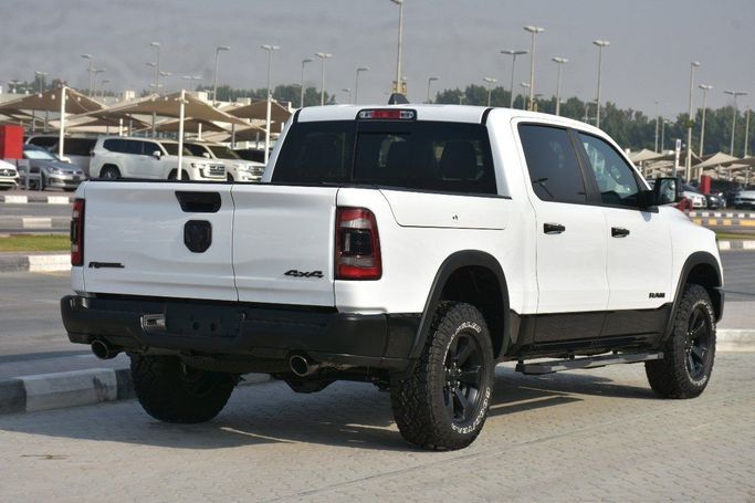 Подержанный RAM 1500 Quad Cab eTorque V, 5.7 л, 2023 в Шардже от Alfaris Used Cars Белый цвет.  | AUTO.AE