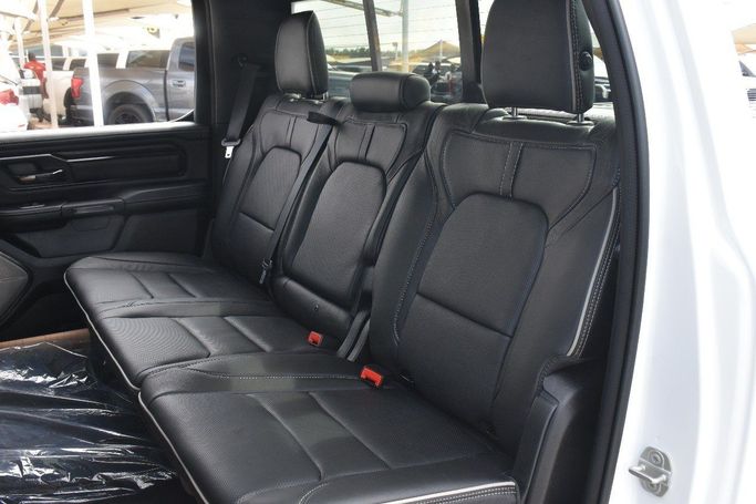 Подержанный RAM 1500 Quad Cab eTorque V, 5.7 л, 2023 в Шардже от Alfaris Used Cars Белый цвет.  | AUTO.AE
