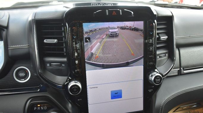 Подержанный RAM 1500 Quad Cab eTorque V, 5.7 л, 2023 в Шардже от Alfaris Used Cars Белый цвет.  | AUTO.AE
