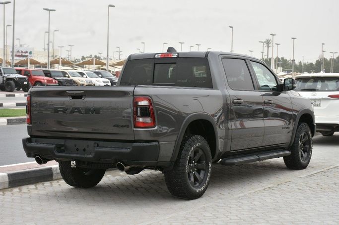 Подержанный RAM 1500 Quad Cab eTorque V, 5.7 л, 2022 в Шардже от Alfaris Used Cars Серый цвет.  | AUTO.AE