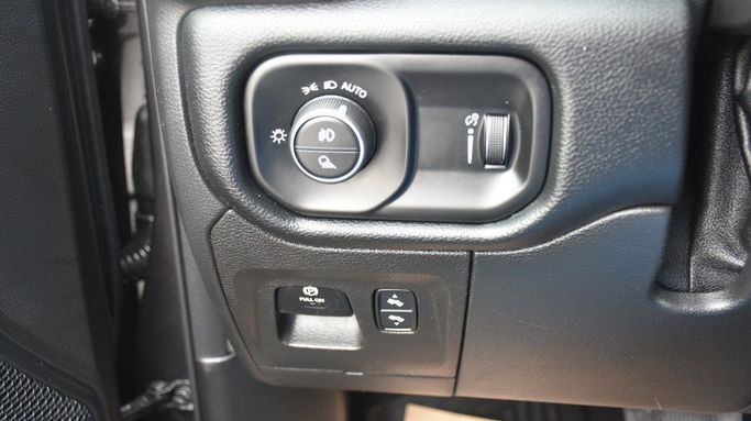 Подержанный RAM 1500 Quad Cab eTorque V, 5.7 л, 2022 в Шардже от Alfaris Used Cars Серый цвет.  | AUTO.AE