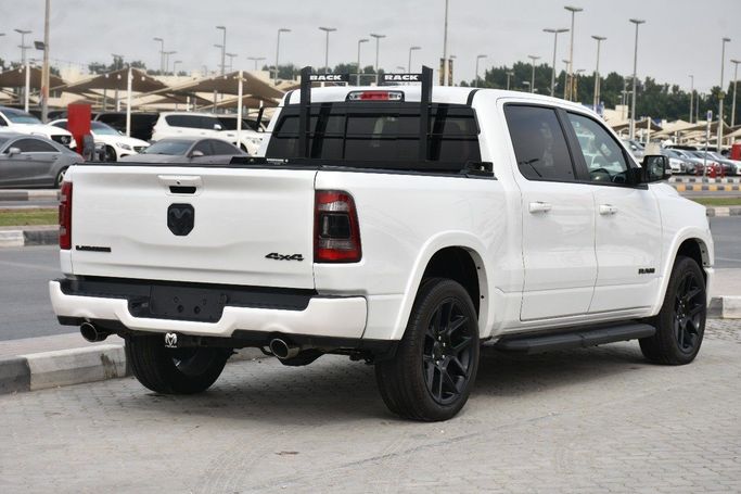 Подержанный RAM 1500 Crew Cab V, 3.0 л, 2022 в Шардже от Alfaris Used Cars Белый цвет.  | AUTO.AE