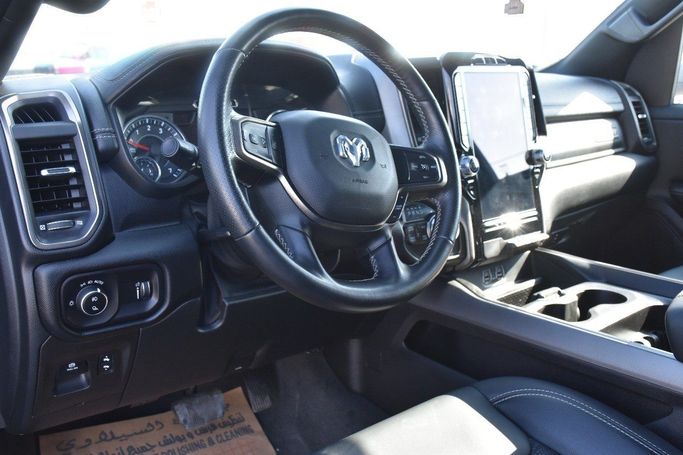 Подержанный RAM 1500 Quad Cab eTorque V, 5.7 л, 2022 в Шардже от Alfaris Used Cars Серый цвет.  | AUTO.AE