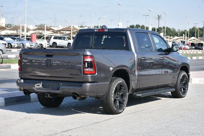 Подержанный RAM 1500 Quad Cab eTorque V, 5.7 л, 2022 в Шардже от Alfaris Used Cars Серый цвет.  | AUTO.AE