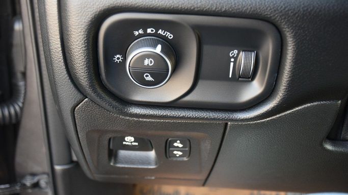 Подержанный RAM 1500 Quad Cab eTorque V, 5.7 л, 2022 в Шардже от Alfaris Used Cars Серый цвет.  | AUTO.AE