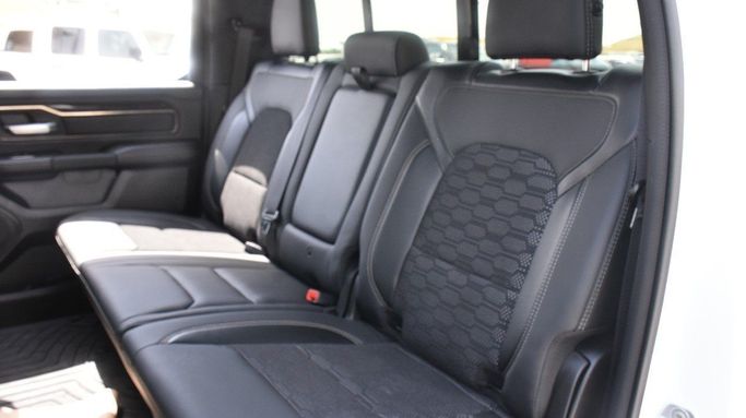 Подержанный RAM 1500 Quad Cab eTorque V, 5.7 л, 2022 в Шардже от Alfaris Used Cars Белый цвет.  | AUTO.AE