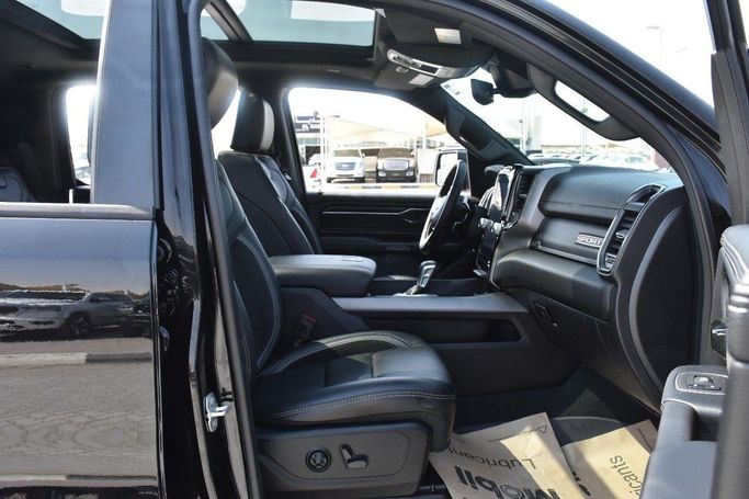 Подержанный RAM 1500 Quad Cab eTorque V, 5.7 л, 2023 в Шардже от Alfaris Used Cars Черный цвет.  | AUTO.AE