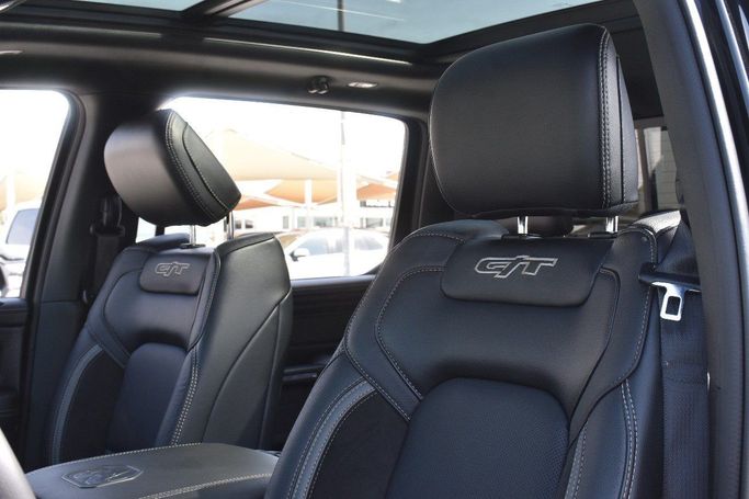 Подержанный RAM 1500 Quad Cab eTorque V, 5.7 л, 2023 в Шардже от Alfaris Used Cars Черный цвет.  | AUTO.AE