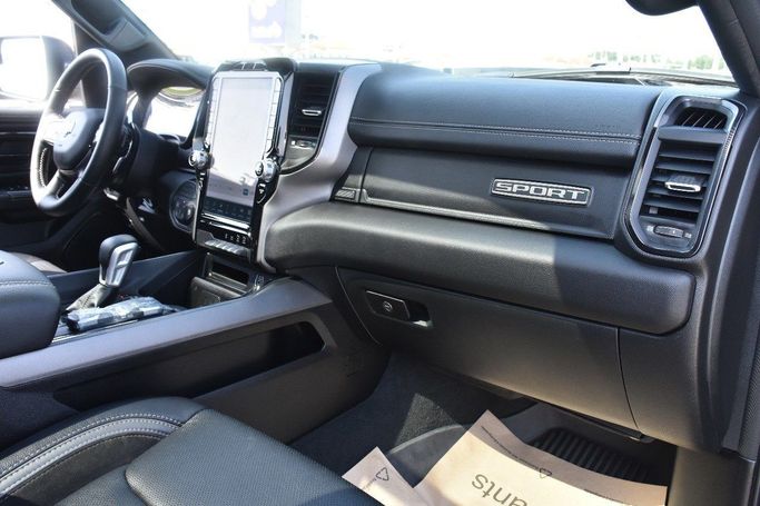 Подержанный RAM 1500 Quad Cab eTorque V, 5.7 л, 2023 в Шардже от Alfaris Used Cars Черный цвет.  | AUTO.AE