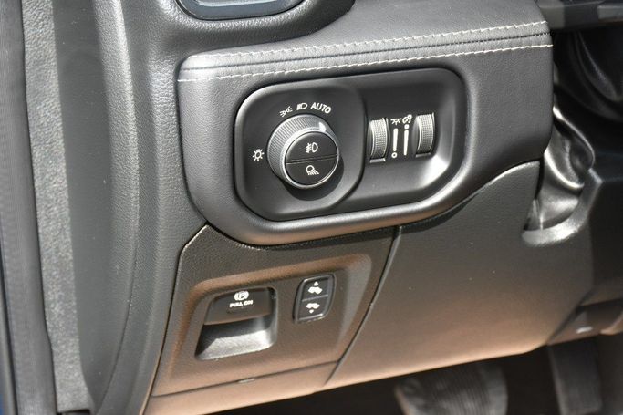 Подержанный RAM 1500 Quad Cab eTorque V, 5.7 л, 2022 в Шардже от Alfaris Used Cars Синий цвет.  | AUTO.AE