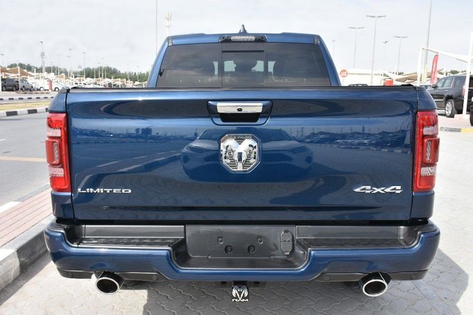Подержанный RAM 1500 Quad Cab eTorque V, 5.7 л, 2022 в Шардже от Alfaris Used Cars Синий цвет.  | AUTO.AE