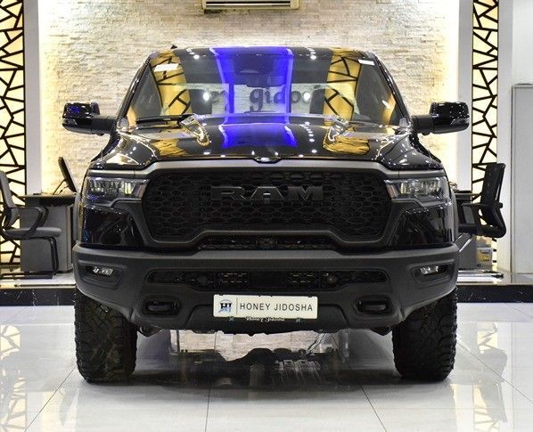 Новый RAM 1500 Crew Cab V Рестайлинг, 3.0 л, 2025 в Шардже от Honey Gidosha Used Cars Tr. Черный цвет.  | AUTO.AE