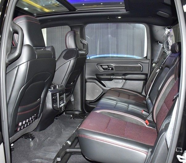 Новый RAM 1500 Crew Cab V Рестайлинг, 3.0 л, 2025 в Шардже от Honey Gidosha Used Cars Tr. Черный цвет.  | AUTO.AE