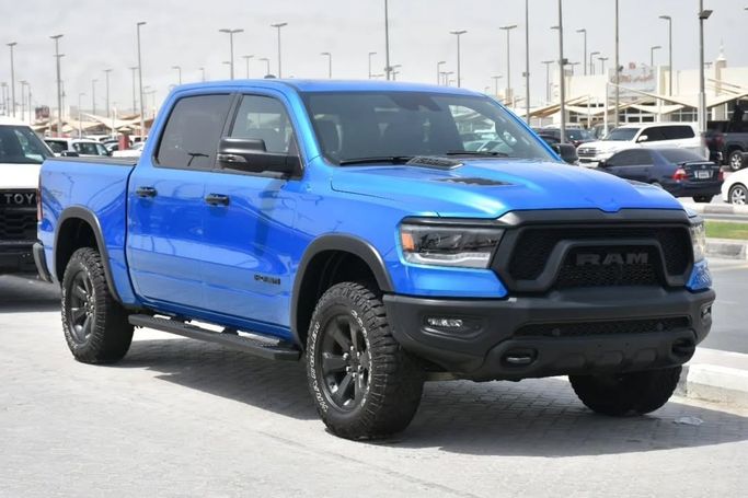 Подержанный RAM 1500 Crew Cab eTorque V, 3.6 л, 2023 в Шардже от Alfaris Used Cars Синий цвет.  | AUTO.AE