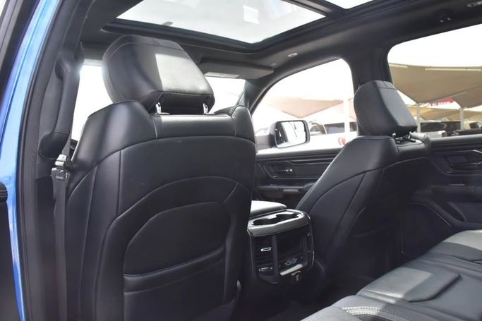 Подержанный RAM 1500 Crew Cab eTorque V, 3.6 л, 2023 в Шардже от Alfaris Used Cars Синий цвет.  | AUTO.AE