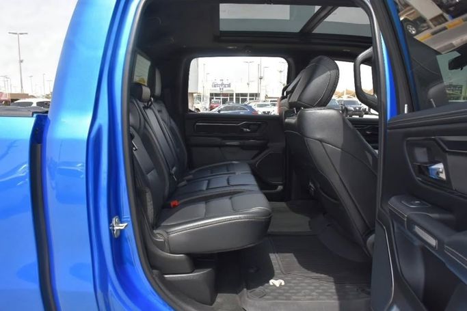 Подержанный RAM 1500 Crew Cab eTorque V, 3.6 л, 2023 в Шардже от Alfaris Used Cars Синий цвет.  | AUTO.AE
