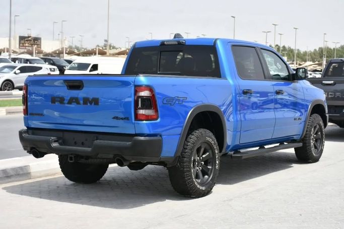 Подержанный RAM 1500 Crew Cab eTorque V, 3.6 л, 2023 в Шардже от Alfaris Used Cars Синий цвет.  | AUTO.AE