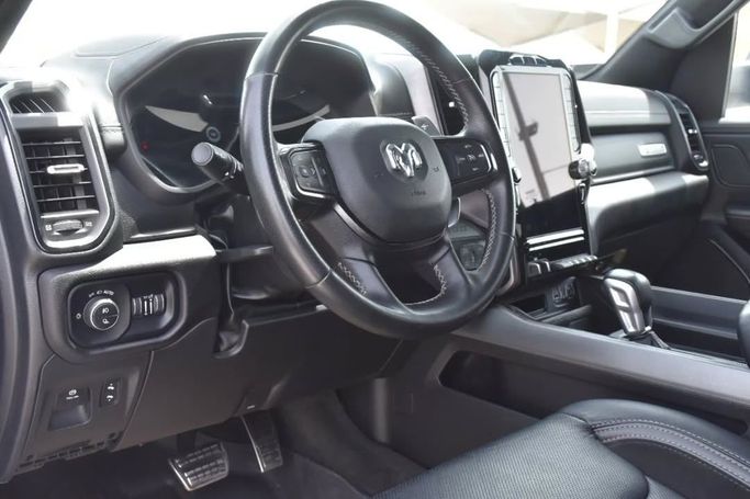 Подержанный RAM 1500 Crew Cab eTorque V, 3.6 л, 2023 в Шардже от Alfaris Used Cars Синий цвет.  | AUTO.AE