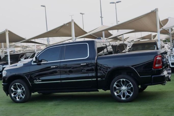 Подержанный RAM 1500 Crew Cab eTorque V, 5.7 л, 2022 в Шардже от Al Bake Used Cars Черный цвет.  | AUTO.AE