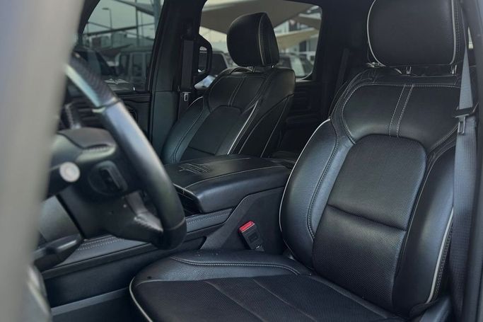 Подержанный RAM 1500 Crew Cab eTorque V, 5.7 л, 2022 в Шардже от Al Bake Used Cars Черный цвет.  | AUTO.AE