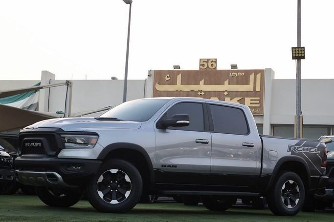 Подержанный RAM 1500 V, 5.7 л, 2022 в Шардже от Al Bake Used Cars Серебристый цвет.  | AUTO.AE