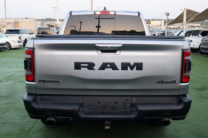 Подержанный RAM 1500 V, 5.7 л, 2022 в Шардже от Al Bake Used Cars Серебристый цвет.  | AUTO.AE