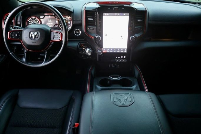 Подержанный RAM 1500 V, 5.7 л, 2022 в Шардже от Al Bake Used Cars Серебристый цвет.  | AUTO.AE