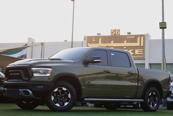 Подержанный RAM 1500 V, 5.7 л, 2022 в Шардже от Al Bake Used Cars Зеленый цвет. GCC | AUTO.AE