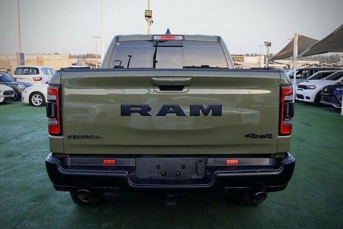 Подержанный RAM 1500 V, 5.7 л, 2022 в Шардже от Al Bake Used Cars Зеленый цвет. GCC | AUTO.AE
