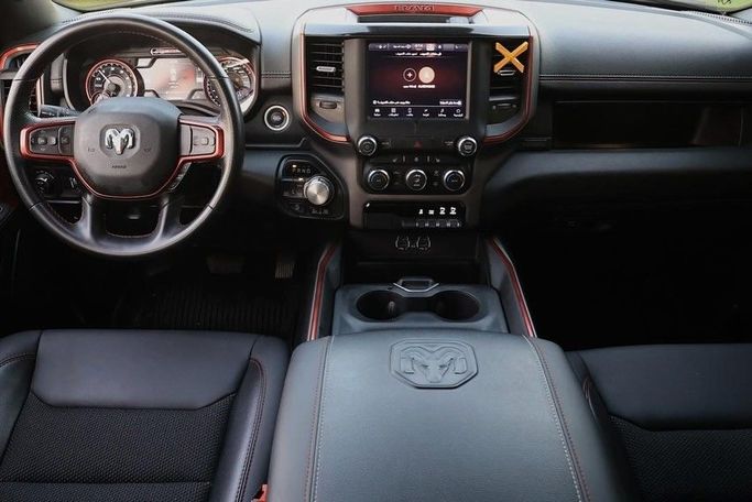 Подержанный RAM 1500 V, 5.7 л, 2022 в Шардже от Al Bake Used Cars Зеленый цвет. GCC | AUTO.AE