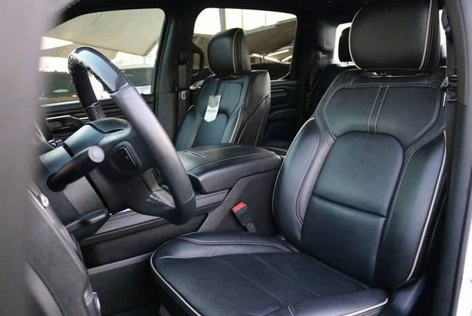 Подержанный RAM 1500 Crew Cab V, 3.0 л, 2022 в Шардже от Al Bake Used Cars Белый цвет.  | AUTO.AE
