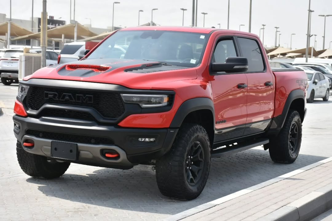 Подержанный RAM 1500 Crew Cab TRX V, 6.2 л, 2023 в Шардже от Alfaris Used Cars Красный цвет. Other | AUTO.AE