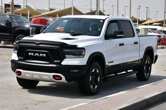 Подержанный RAM 1500 Crew Cab V, 3.6 л, 2022 в Шардже от Alfaris Used Cars Белый цвет. Other | AUTO.AE