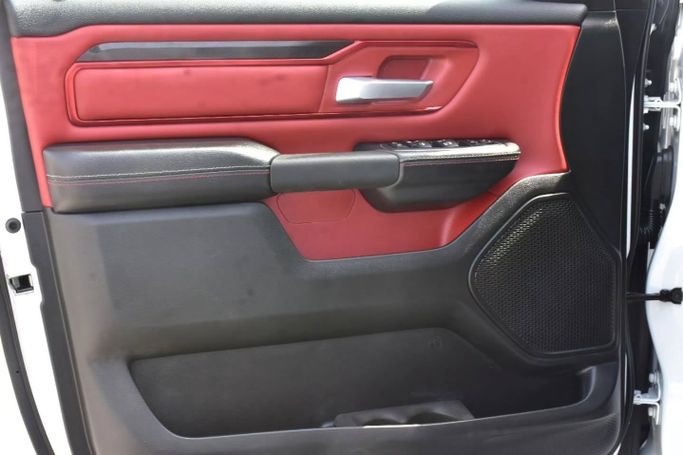 Подержанный RAM 1500 Crew Cab V, 3.6 л, 2022 в Шардже от Alfaris Used Cars Белый цвет. Other | AUTO.AE