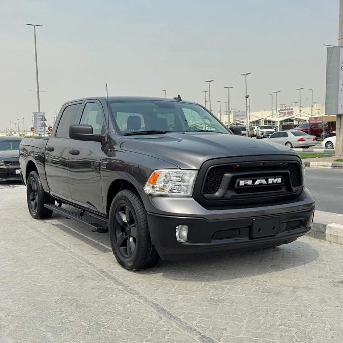 Подержанный RAM 1500 V, 5.7 л, 2021 в Шардже от Alfaris Used Cars Черный цвет. Other | AUTO.AE