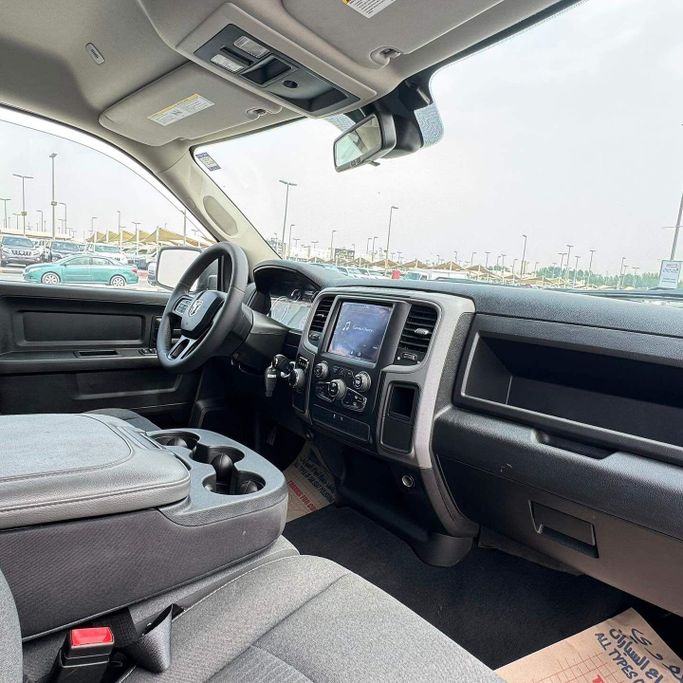 Подержанный RAM 1500 V, 5.7 л, 2021 в Шардже от Alfaris Used Cars Черный цвет. Other | AUTO.AE
