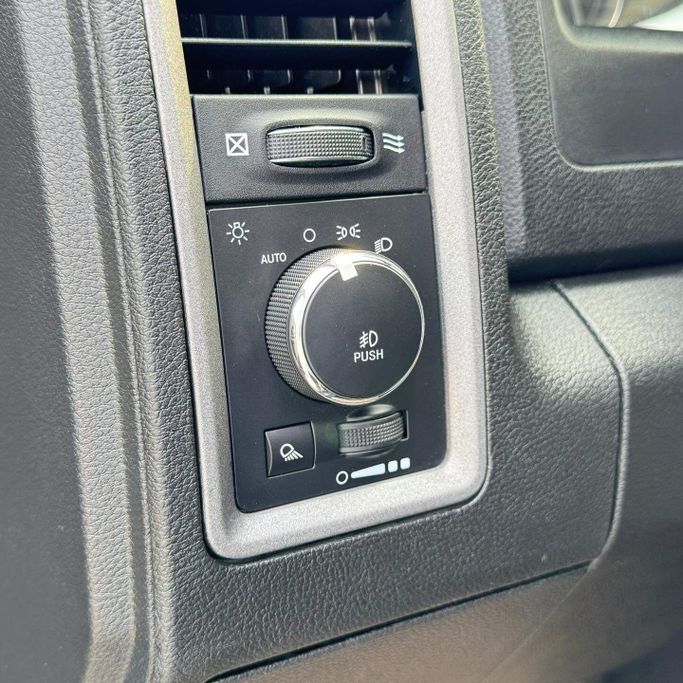 Подержанный RAM 1500 V, 5.7 л, 2021 в Шардже от Alfaris Used Cars Черный цвет. Other | AUTO.AE