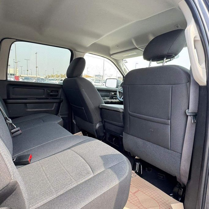 Подержанный RAM 1500 V, 5.7 л, 2021 в Шардже от Alfaris Used Cars Черный цвет. Other | AUTO.AE